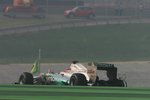 Foto zur News: Michael Schumacher (Mercedes) humpelt mit einem Reifenschaden um den Kurs
