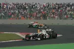 Foto zur News: Sergio Perez (Sauber) vor Nico Hülkenberg (Force India)