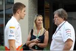 Foto zur News: Paul di Resta (Force India), Eddie Irvines Schwester Sonia und Norbert Haug (Mercedes-Motorsportchef)