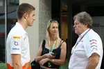 Foto zur News: Paul di Resta (Force India), Eddie Irvines Schwester Sonia und Norbert Haug (Mercedes-Motorsportchef)