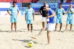 Foto zur News: Bruno Senna (Williams) beim Strandfußball