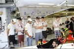 Foto zur News: Pedro de la Rosa (HRT) und Narain Karthikeyan (HRT) mit einem Formel-1-in-der-Schule-Team