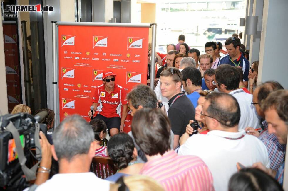 Foto zur News: Großer Medienandrang um Fernando Alonso (Ferrari)