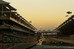 Foto zur News: Witali Petrow (Caterham) und Sebastian Vettel (Red Bull)