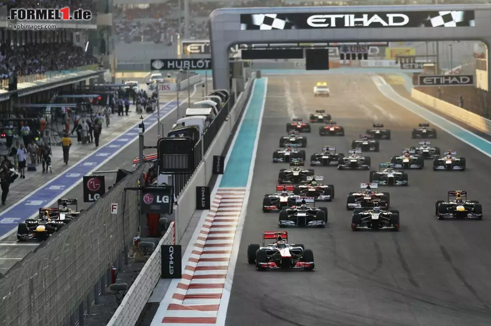 Foto zur News: Lewis Hamilton (McLaren), Sebastian Vettel (Red Bull) und Pedro de la Rosa (HRT)