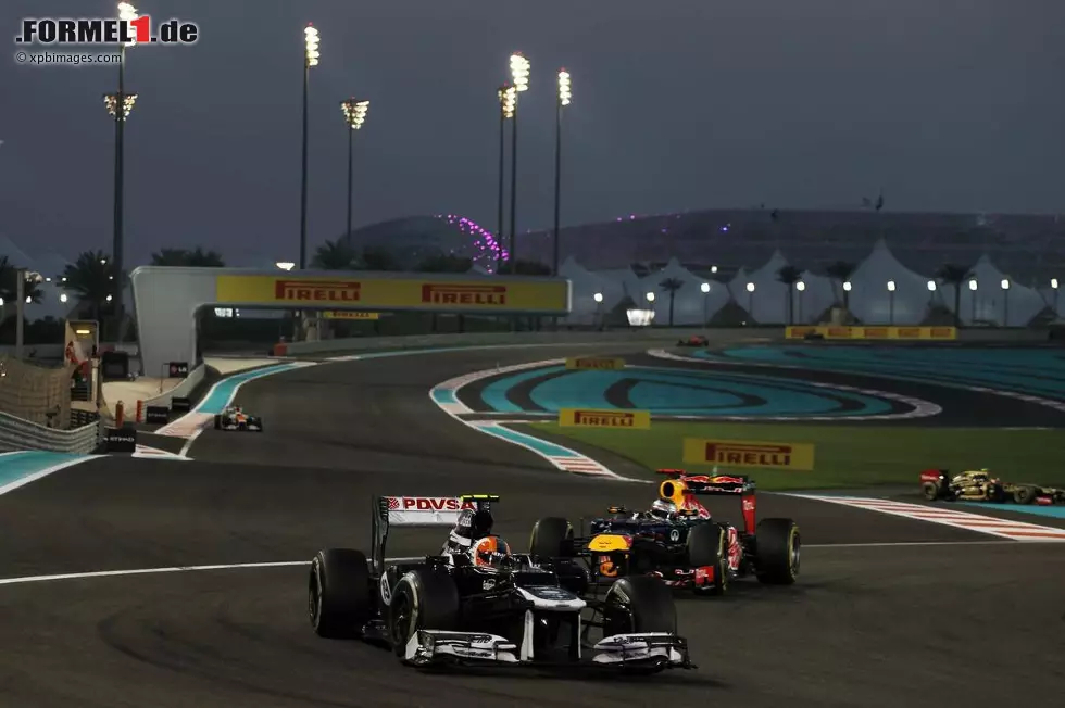 Foto zur News: Bruno Senna (Williams) und Sebastian Vettel (Red Bull)