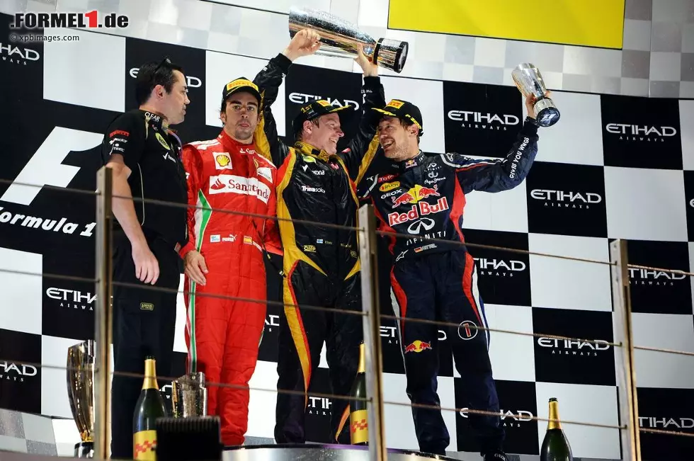 Foto zur News: Eric Boullier (Lotus-Teamchef), Fernando Alonso (Ferrari), Sebastian Vettel (Red Bull) und Kimi Räikkönen (Lotus)