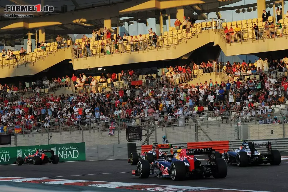Foto zur News: Sebastian Vettel (Red Bull) und Bruno Senna (Williams)