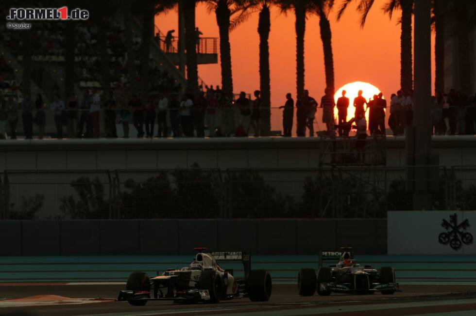 Foto zur News: Kamui Kobayashi (Sauber) vor Michael Schumacher (Mercedes)