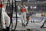 Foto zur News: Lewis Hamilton (McLaren) kommt nach seinem Ausfall enttäuscht an die Box zurück
