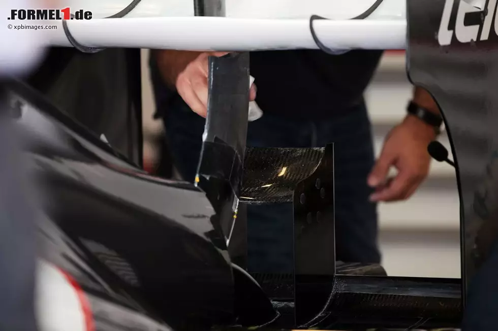 Foto zur News: Arbeiten am Heck des Sauber-Ferrari C31