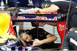 Foto zur News: Red Bull mechaniker arbeiten am Heckflügel
