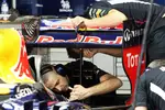 Foto zur News: Red Bull mechaniker arbeiten am Heckflügel