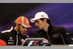 Foto zur News: Pedro de la Rosa (HRT) und Lewis Hamilton (McLaren)