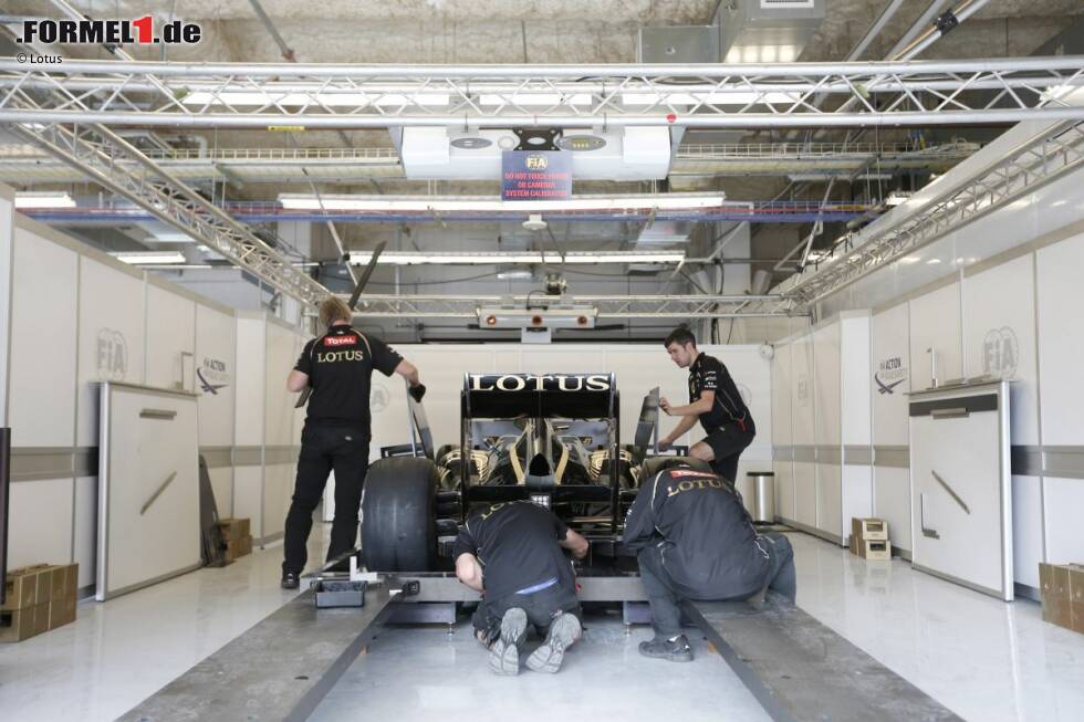 Foto zur News: Scrutineering: Lotus-Renault E20 wird in der FIA-Box vermessen und gewogen