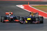 Foto zur News: Mark Webber (Red Bull) und Lewis Hamilton (McLaren)