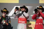 Foto zur News: Lewis Hamilton (McLaren), Sebastian Vettel (Red Bull) und Fernando Alonso (Ferrari)
