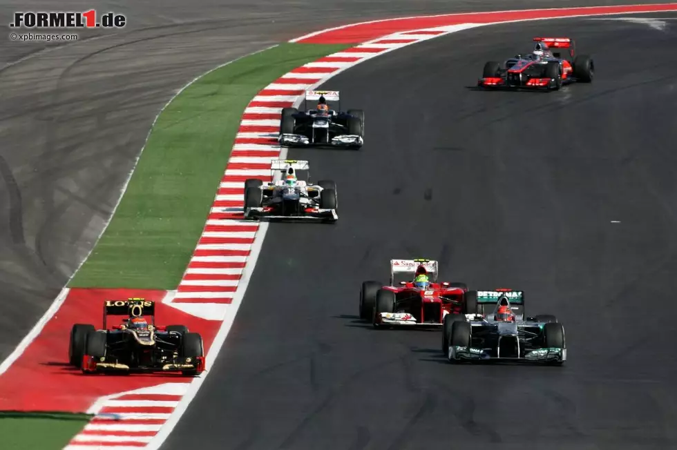 Foto zur News: Michael Schumacher (Mercedes) und Romain Grosjean (Lotus)