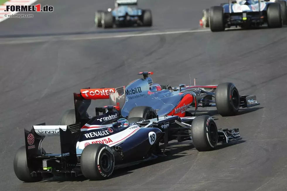 Foto zur News: Jenson Button (McLaren) und Pastor Maldonado (Williams)