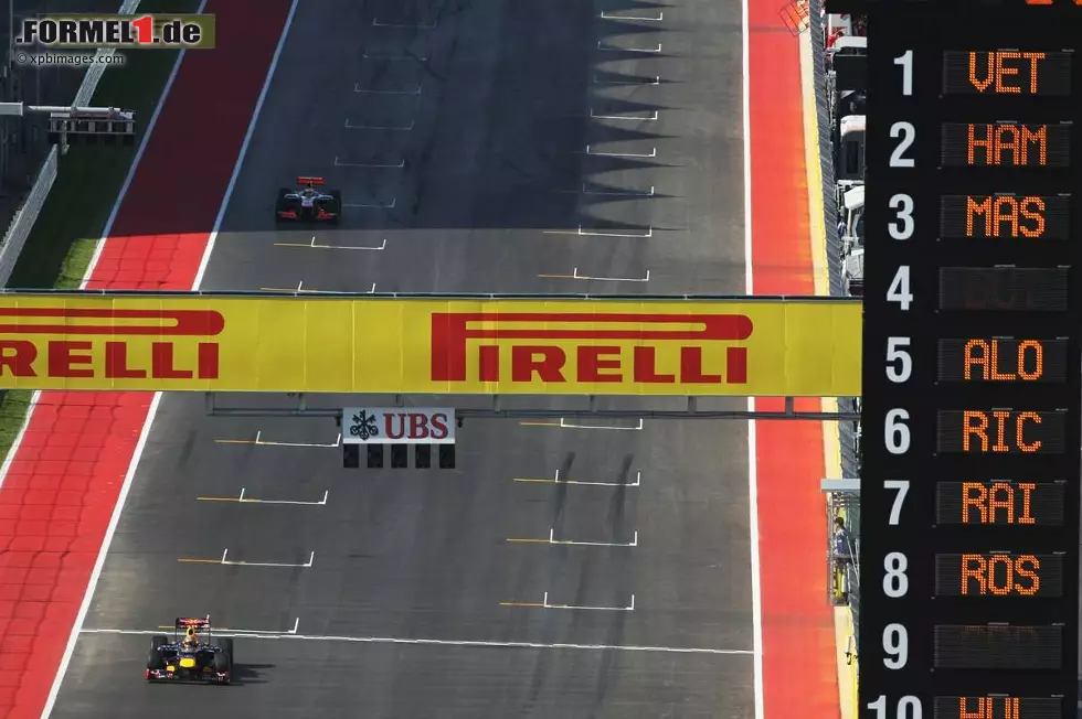 Foto zur News: Sebastian Vettel (Red Bull) und Lewis Hamilton (McLaren)