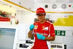 Foto zur News: Felipe Massa (Ferrari) zu Besuch im Shell-Track-Labor: Hier werden die letzten PS aus dem Treibstoff herausgekitzelt...