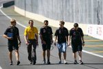 Foto zur News: Sebastian Vettel (Red Bull) geht mit seinen Ingenieuren die Strecke ab