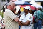 Foto zur News: Narain Karthikeyan (HRT) im Gespräch mit Motorsport-Total.com-Reporter Dieter Rencken