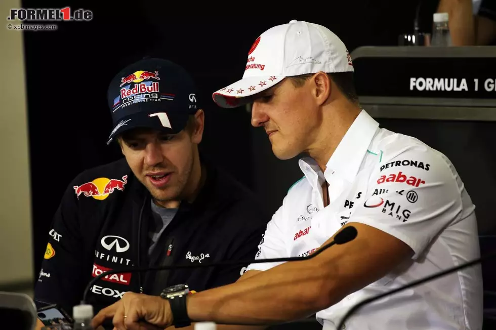 Foto zur News: Sebastian Vettel (Red Bull) und Michael Schumacher (Mercedes)