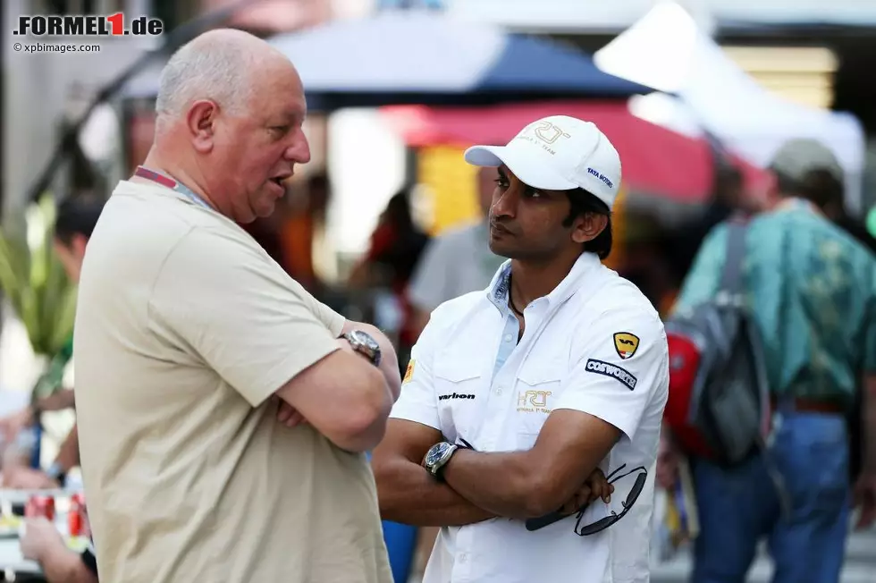 Foto zur News: Narain Karthikeyan (HRT) im Gespräch mit Motorsport-Total.com-Reporter Dieter Rencken