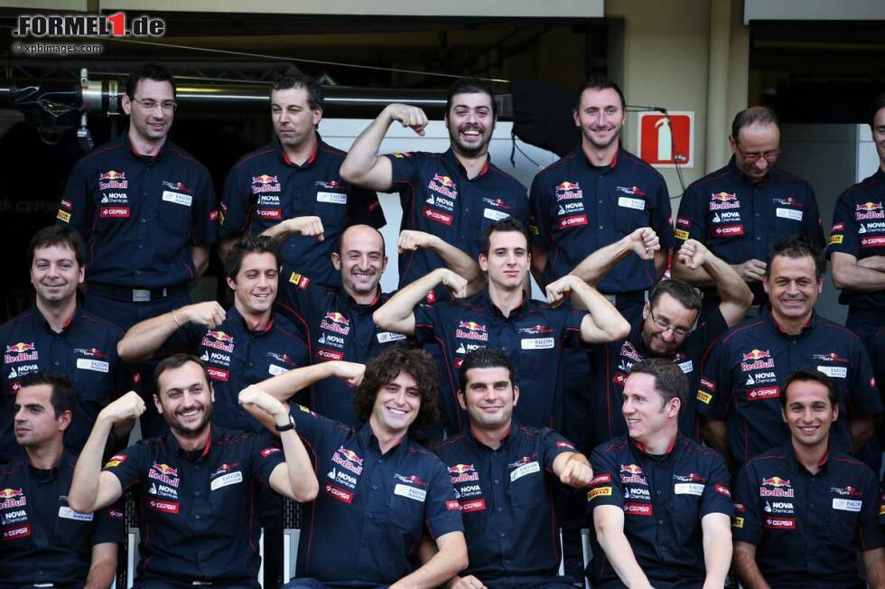Foto zur News: Jahres-Gruppenfoto von Toro Rosso