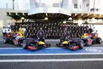 Foto zur News: Konstrukteurs-Weltmeister: Sebastian Vettel (Red Bull) und Mark Webber (Red Bull) auf dem Teamfoto 2012