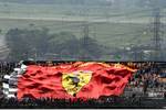 Foto zur News: Ferrari-Fans feiern schon am Freitag