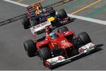 Foto zur News: Die Titelkontrahenten 2012 gemeinsam am Freitag: Fernando Alonso (Ferrari) und Sebastian Vettel (Red Bull)