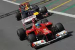 Foto zur News: Die Titelkontrahenten 2012 gemeinsam am Freitag: Fernando Alonso (Ferrari) und Sebastian Vettel (Red Bull)