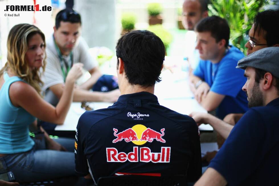 Foto zur News: Journalisten beim Roundtable mit Mark Webber (Red Bull)