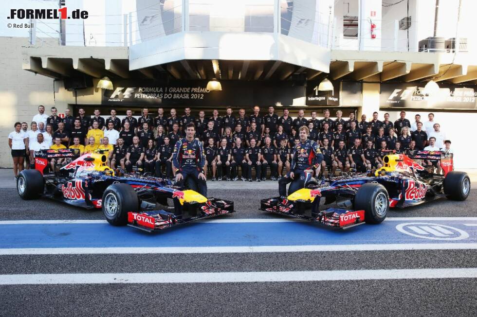 Foto zur News: Konstrukteurs-Weltmeister: Sebastian Vettel (Red Bull) und Mark Webber (Red Bull) auf dem Teamfoto 2012