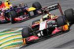 Foto zur News: Pedro de la Rosa (HRT) und Mark Webber (Red Bull)