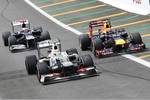 Foto zur News: Es wird eng: Sergio Perez (Sauber), Mark Webber (Red Bull) und Pastor Maldonado (Williams)