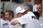 Foto zur News: Verabschiedung von Michael Schumacher (Mercedes) mit Ross Brawn (Mercedes-Teamchef)