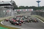 Foto zur News: Lewis Hamilton (McLaren) führt das Feld beim Start an