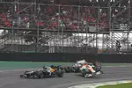 Foto zur News: Nico Hülkenberg (Force India) und Lewis Hamilton (McLaren) kollidieren