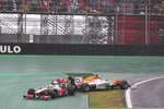 Foto zur News: Nico Hülkenberg (Force India) und Lewis Hamilton (McLaren) kollidieren