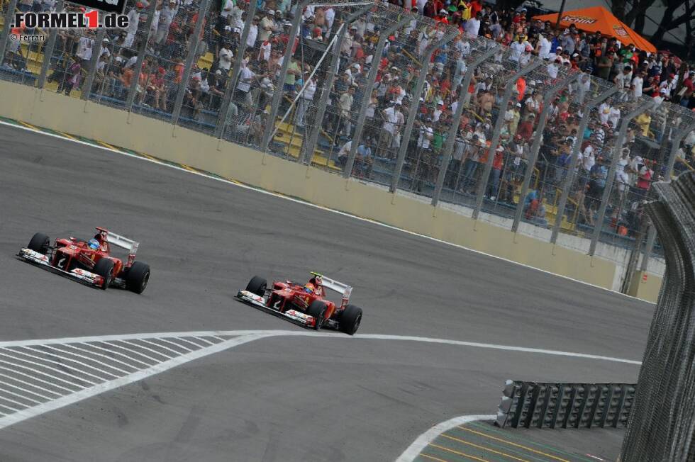 Foto zur News: Fernando Alonso vor und Felipe Massa (Ferrari) üben im Abschlusstraining Windschattenfahren