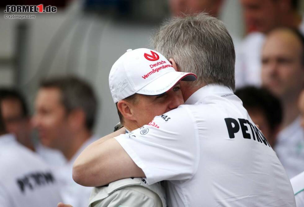 Foto zur News: Verabschiedung von Michael Schumacher (Mercedes) mit Ross Brawn (Mercedes-Teamchef)