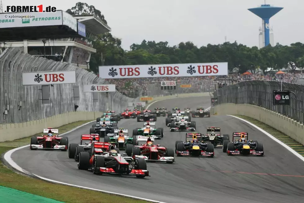 Foto zur News: Lewis Hamilton (McLaren) führt das Feld beim Start an