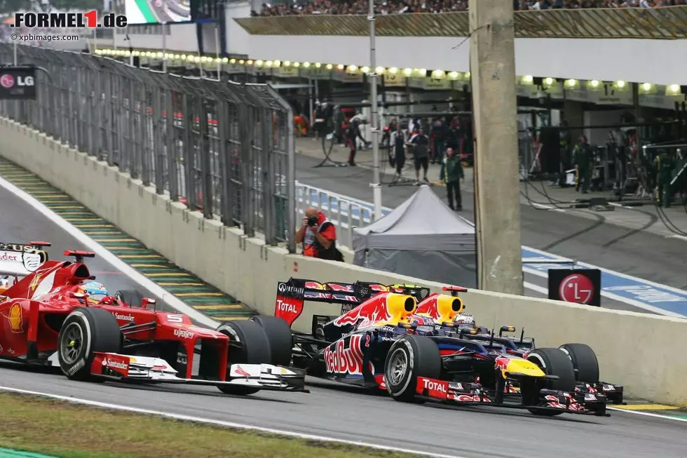 Foto zur News: Fernando Alonso (Ferrari), Mark Webber (Red Bull) und Sebastian Vettel (Red Bull)