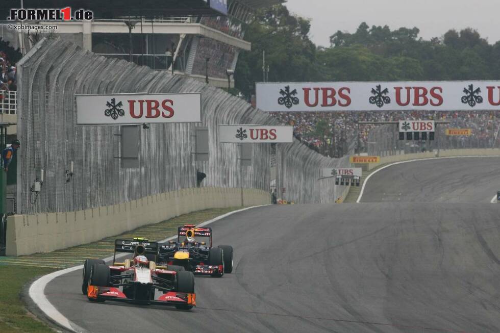 Foto zur News: Narain Karthikeyan (HRT) und Sebastian Vettel (Red Bull)