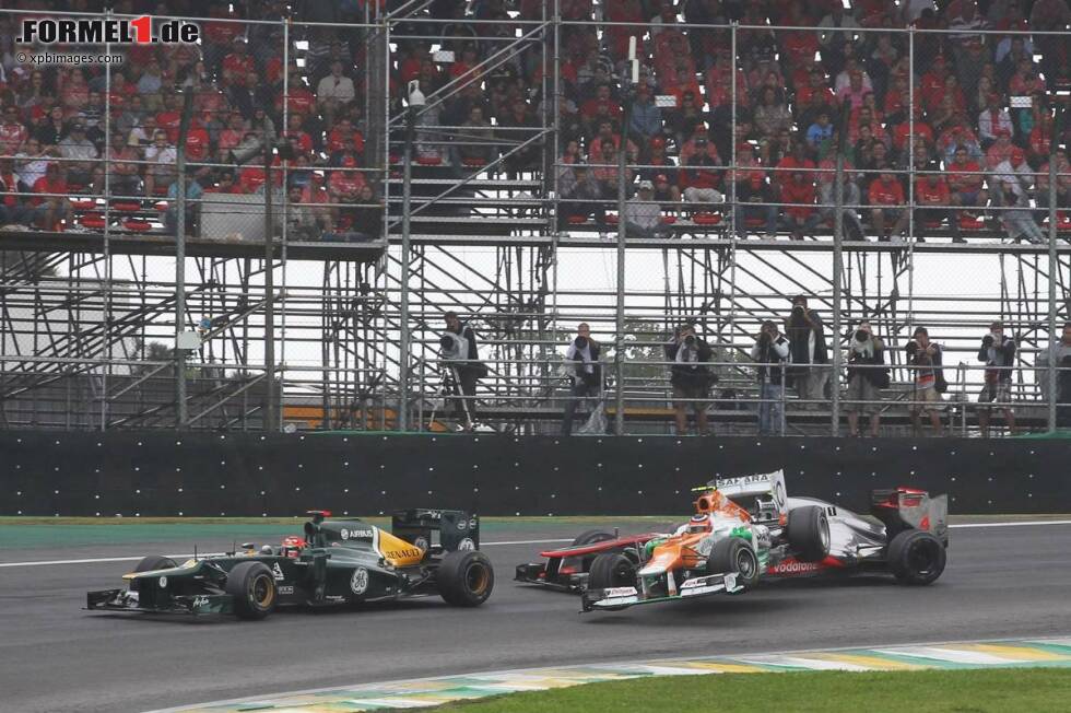 Foto zur News: Nico Hülkenberg (Force India) und Lewis Hamilton (McLaren) kollidieren