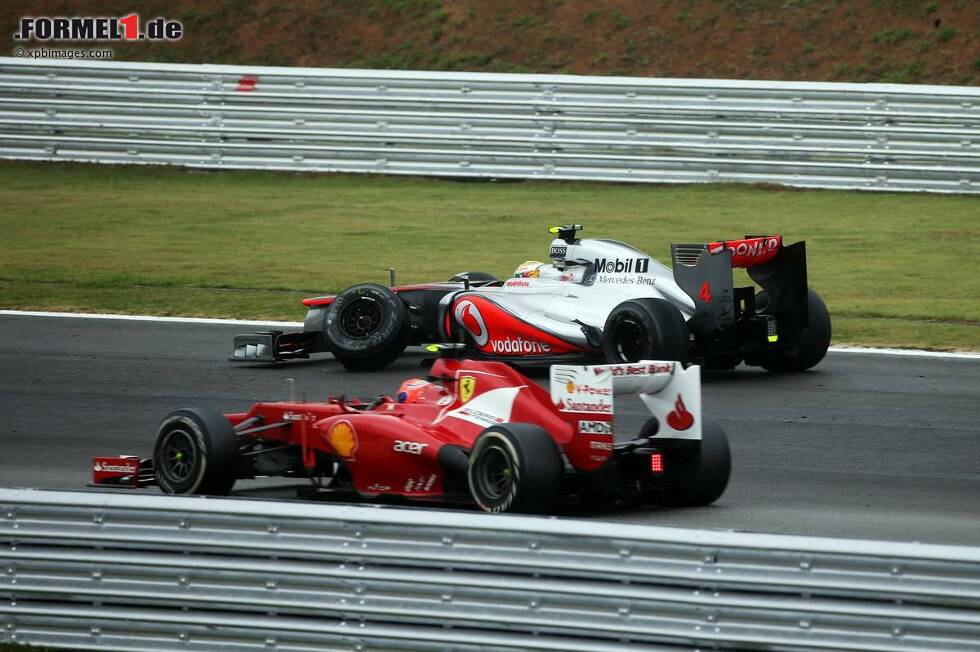 Foto zur News: Lewis Hamilton (McLaren) und Nico Hülkenberg (Force India)