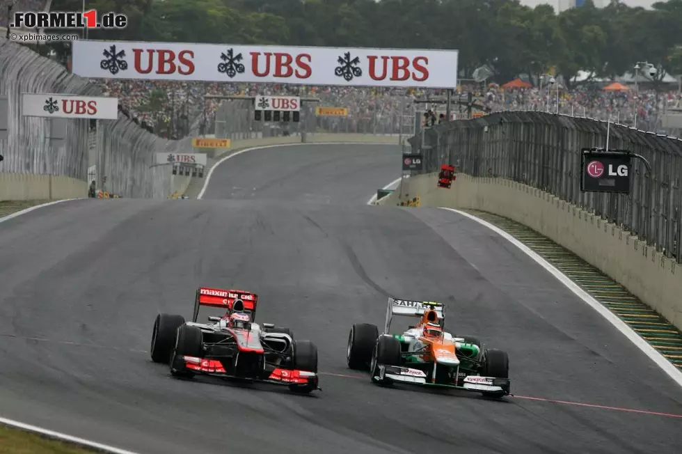 Foto zur News: Jenson Button (McLaren) und Nico Hülkenberg (Force India)